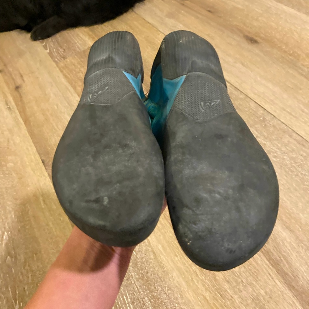 Soft, Aggressive Climbing Shoes - image 2